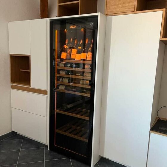 Armoire à vin EuroCave Revelation intégrée dans un meuble de cuisine contemporain à Aix-en-Provence