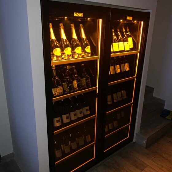 Cave à vin EuroCave Revelation encastrée avec clayette de présentation en façade, installation à Aix-en-Provence